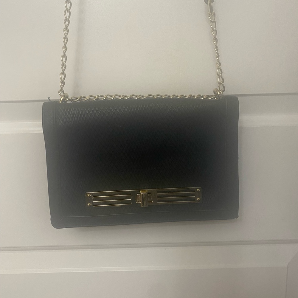🇺🇸🇺🇸 SALE 🇺🇸🇺🇸
 Black and Gold Shoulder Bag with Chain Strap